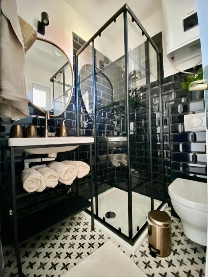 شقة Modern Couples Coastal Getaway Mm تْسْغيكفانِتْسا المظهر الخارجي الصورة